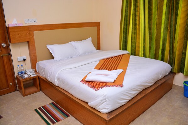 Habitación doble Deluxe | Ropa de cama de alta calidad, edredón y minibar 