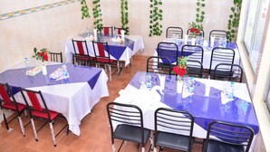 Breakfast, lunch and dinner served - Green Park Tea Resort (Kamalganj)