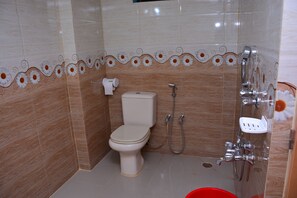 Shower, rainfall showerhead, free toiletries, slippers - Green Park Tea Resort (Kamalganj)