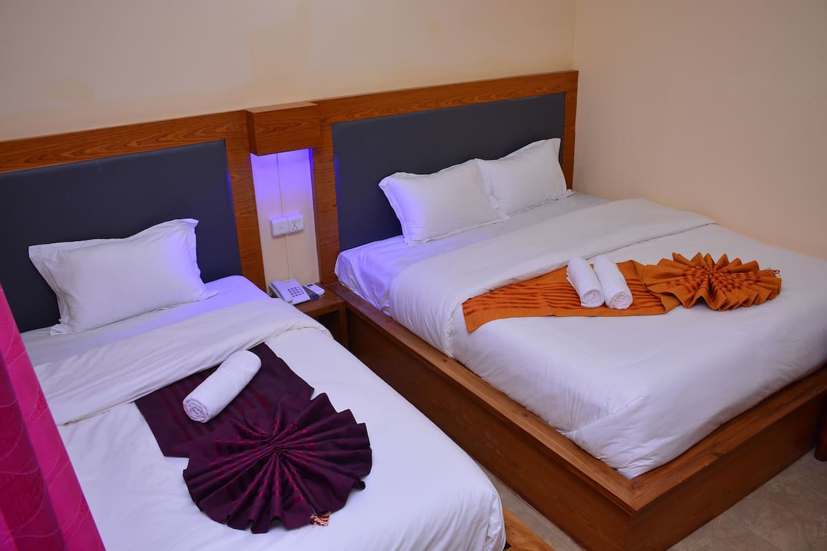 Habitación triple básica, 1 habitación, vistas al jardín | Ropa de cama de alta calidad, edredones de plumas, minibar