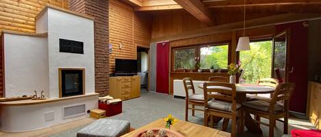 Een smart-tv en een open haard