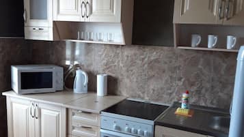 Departamento, vista al lago | Cocina privada | Refrigerador con congelador, microondas, horno y parrilla de estufa