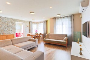 Leilighet (Duplex) | Strykejern/-brett, barnesenger, wi-fi (inkludert) og sengetøy