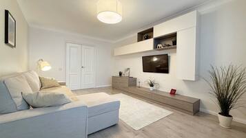 Comfort-Apartment, 3 Schlafzimmer | Bügeleisen/Bügelbrett, Babybetten, kostenloses WLAN, Bettwäsche