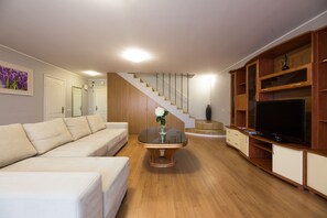 Leilighet (Duplex) | Oppholdsområde | En 100-centimeters Flatskjerm-TV med digitale kanaler samt TV