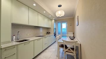 Comfort Apartment, 3 Bedrooms | Private kitchen | Full-size fridge, microwave, oven, stovetop