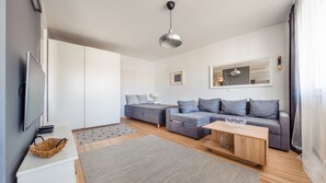Studio (11, ul. Legionów 104 B) | Living area | Flat-screen TV - Apartamenty Sun & Snow Legionów (Gdynia)