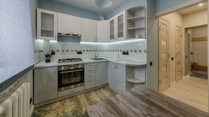 Deluxe-Apartment | Essbereich im Zimmer