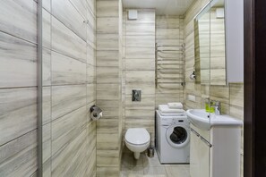 Apartment (nez 39-2) | Bathroom | Hair dryer, slippers, towels, soap - Home Apart 2 (Minsk)