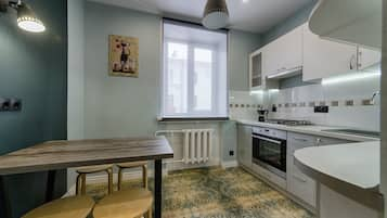 Apartemen Deluks | Dapur pribadi | Lemari es, microwave, oven, dan kompor