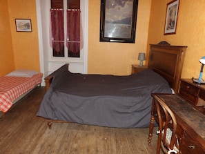 2 makuuhuonetta, silitysrauta/-lauta, vauvan matkasänky, Wi-Fi