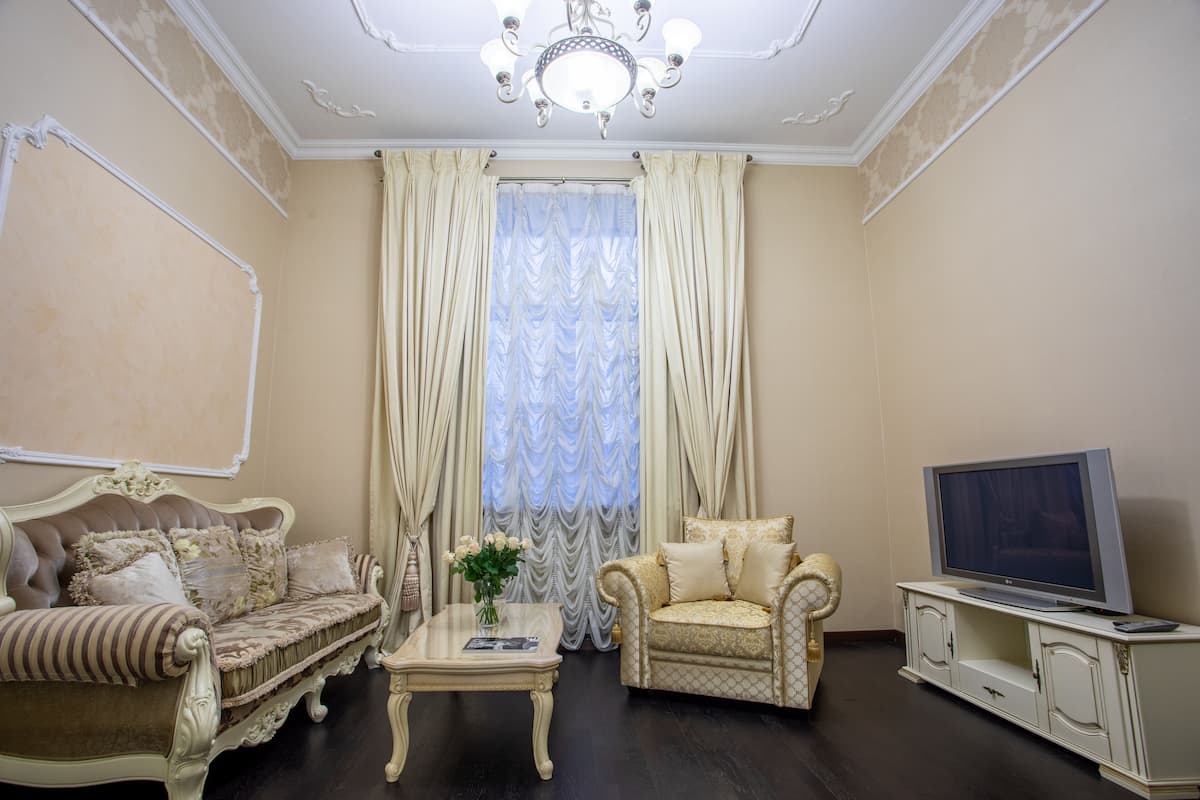 Deluxe Apartment | Living room | 100-cm flat-screen TV with digital channels, TV