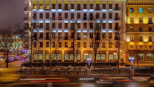 Un hotel de varios pisos con fachada simétrica, ventanas grandes y balcones.
