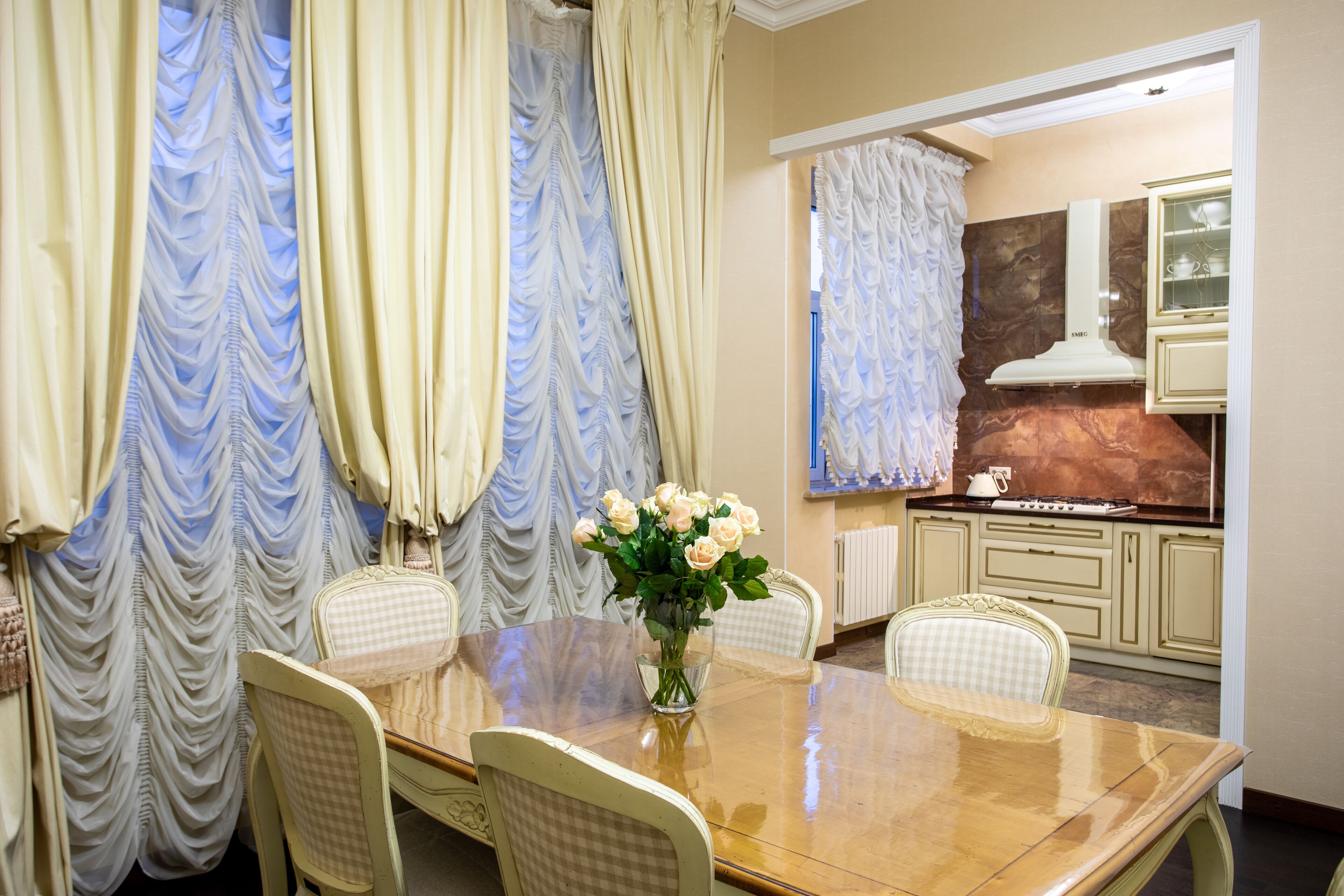 Deluxe Apartment | Living room | 100-cm flat-screen TV with digital channels, TV