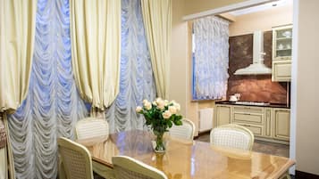 Deluxe Apartment | Living room | 100-cm flat-screen TV with digital channels, TV