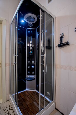 Deluxe Apartment | Bathroom shower