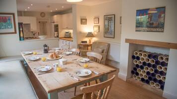 Full-size fridge, microwave, oven, stovetop