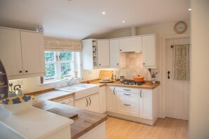 Full-sized fridge, microwave, oven, stovetop - 18 Hartington, Aldeburgh (Aldeburgh)