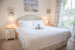 4 bedrooms, laptop workspace, iron/ironing board, bed sheets - 18 Hartington, Aldeburgh (Aldeburgh)
