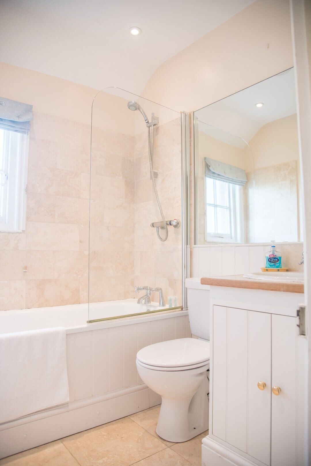 Cottage (4 Bedrooms) | Bathroom | Bathtub, free toiletries, towels