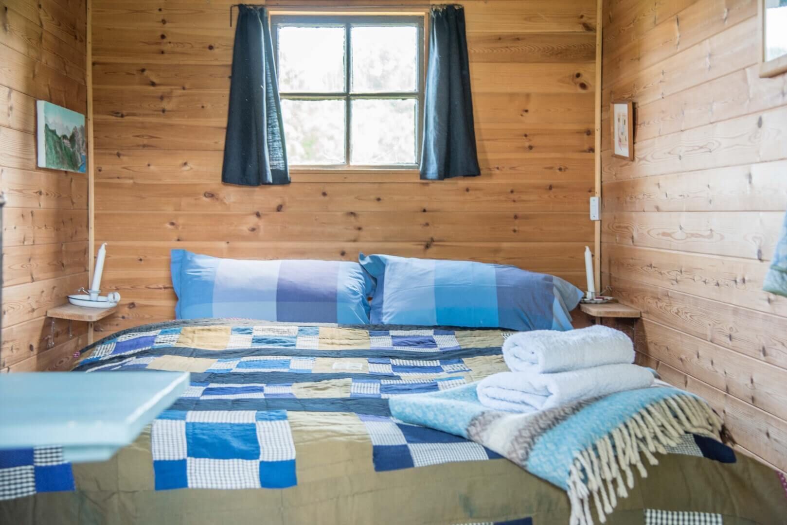 1 多间卧室、笔记本电脑工作区、床单