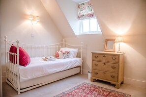 2 bedrooms, laptop workspace, iron/ironing board, free WiFi - Castle Cottage, Orford (Woodbridge)