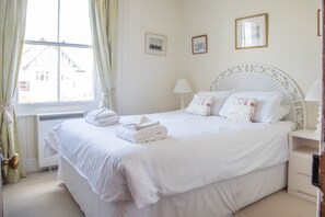 6 bedrooms, iron/ironing board, bed sheets