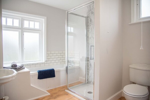 Bathtub, free toiletries, towels