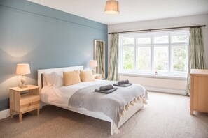 4 bedrooms, laptop workspace, iron/ironing board, bed sheets
