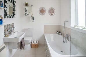 Tina, amenidades de baño gratuitas, secadora de cabello, toallas 