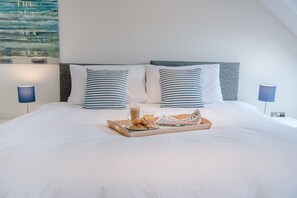 2 kamar tidur, ruang kerja ramah laptop, dan setrika/meja setrika