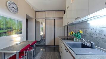 Appartamento Basic, 1 camera da letto | Cucina privata | Frigorifero con congelatore, microonde, forno, piano cottura