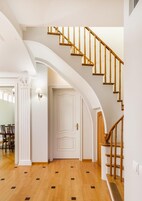 精品公寓 | 起居区 | 100-厘米纯平电视 （配备数码频道）、电视