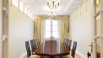 Elite Apartment | Living area | 100-cm flat-screen TV with digital channels, TV