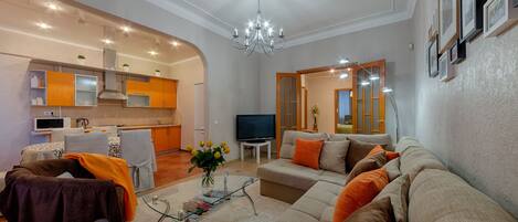 City apartman, 3 hálószobával | Nappalirész | Síkképernyős tévé