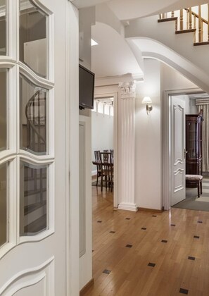 Elite-huoneisto | Oleskelualue | 100–senttinen taulutelevisio, jossa digitaalikanavat