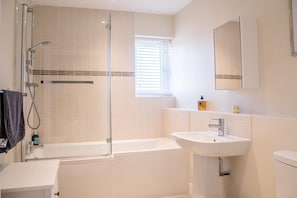 Articles de toilette gratuits, sèche-cheveux, serviettes fournies