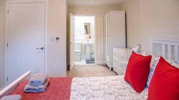 3 kamar tidur, meja kerja, dan ruang kerja ramah laptop