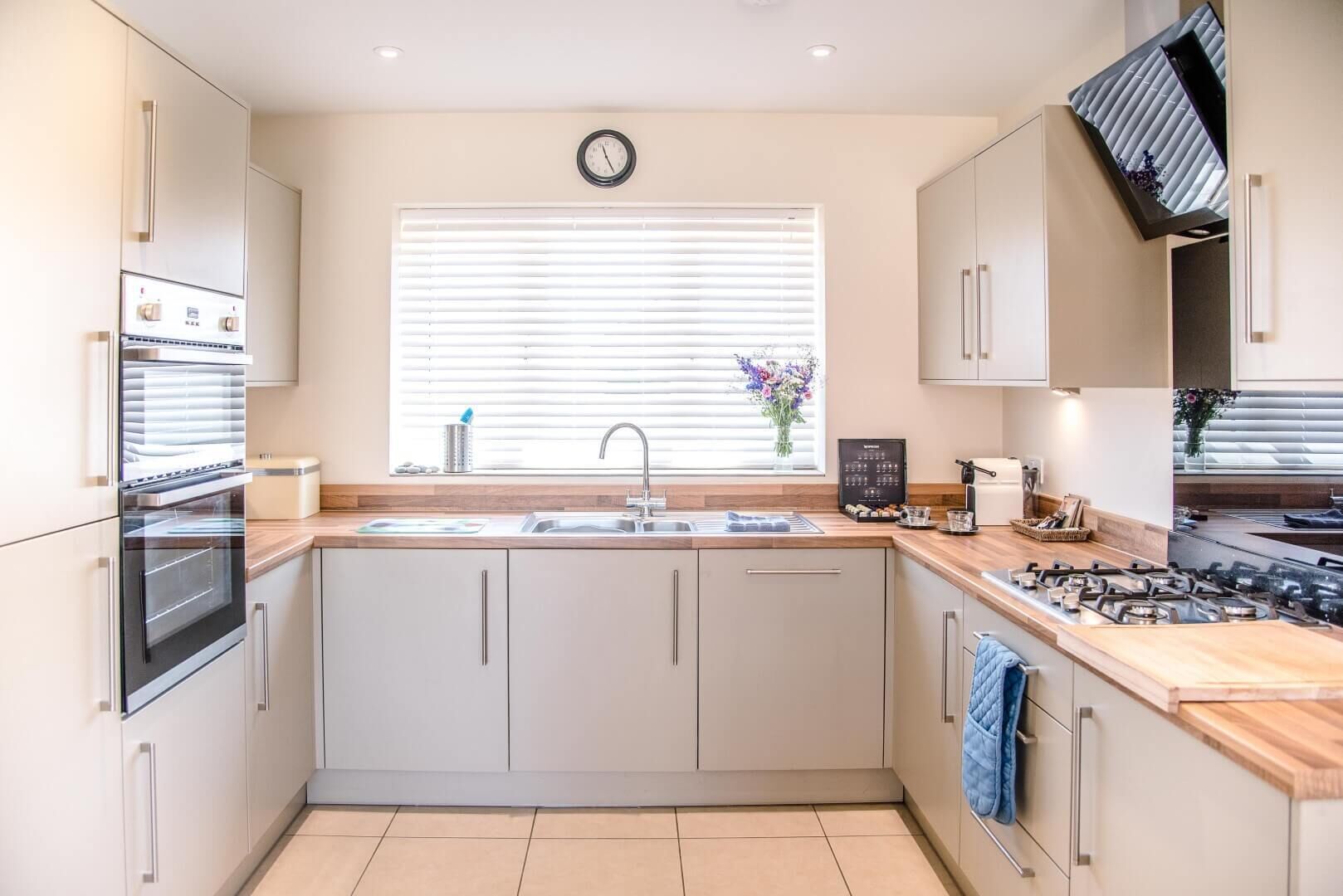 Full-sized fridge, microwave, oven, stovetop