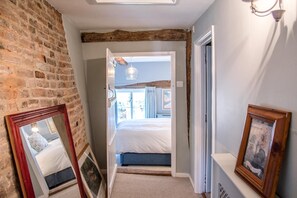 2 bedrooms, laptop workspace, iron/ironing board, bed sheets - Rose Cottage, Lavenham (Sudbury)