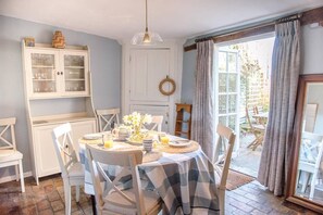 Cottage (2 Bedrooms) | Private kitchen