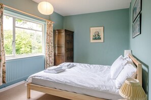 5 Schlafzimmer, laptopgeeigneter Arbeitsplatz, Bügeleisen/Bügelbrett