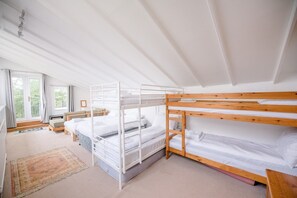 5 bedrooms, laptop workspace, iron/ironing board, bed sheets