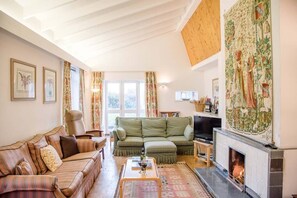 House (5 Bedrooms) | Living room