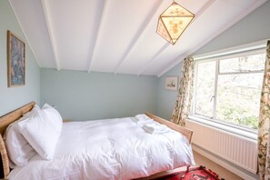 5 bedrooms, laptop workspace, iron/ironing board, bed sheets