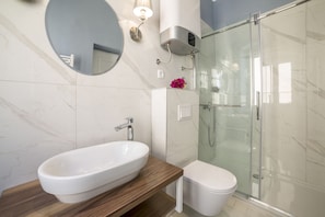 Dobbeltrom – standard | Bad | Dusj, håndklær, såpe og toalettpapir