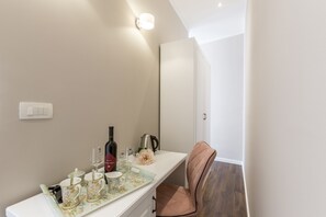 Quarto casal luxo | Área de estar | TV de tela plana