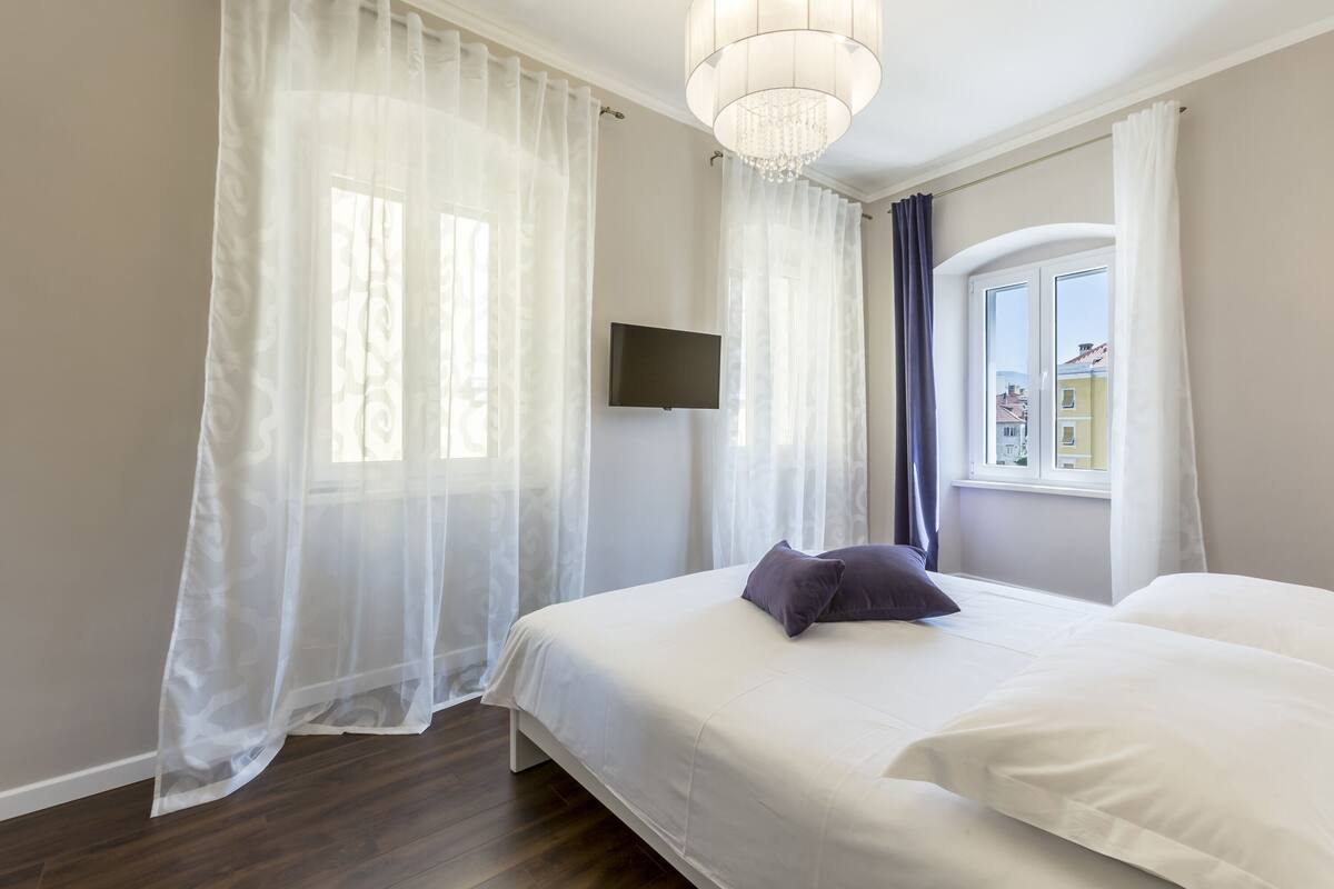 Chambre Double Deluxe | Bureau, rideaux occultants, Wi-Fi gratuit, draps fournis