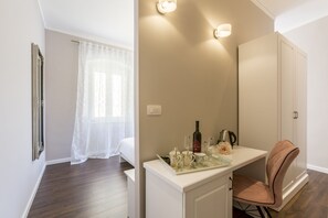 Deluxe Double Room | Desk, blackout drapes, free WiFi, bed sheets - Theatre of Dreams (Split)