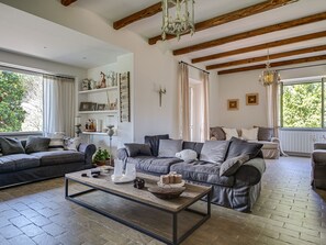 LCD-TV, peis, DVD-spiller og bordtennis